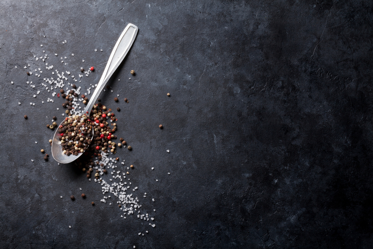 Fine sea salt, coarse sea salt and black peppercorns